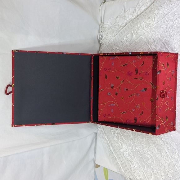 Photo Album & Memento Box, Red Floral Faux Silk Jacquard, 100 4"X6" Photos, NWOT - Picture 5 of 6